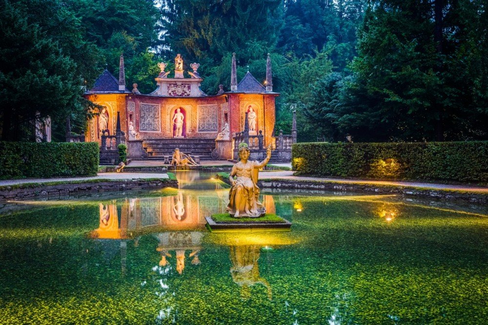 Park des Schloss Hellbrunn mit Wasserspielen