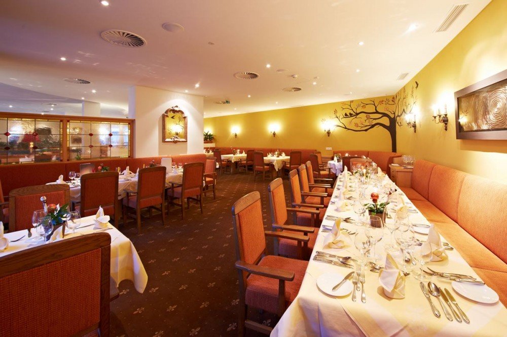 Speisesaal in warmen Erdtönen