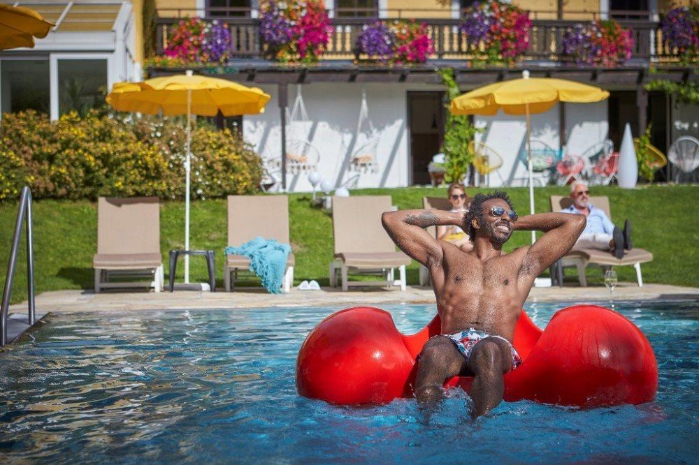 Relaxt im Pool