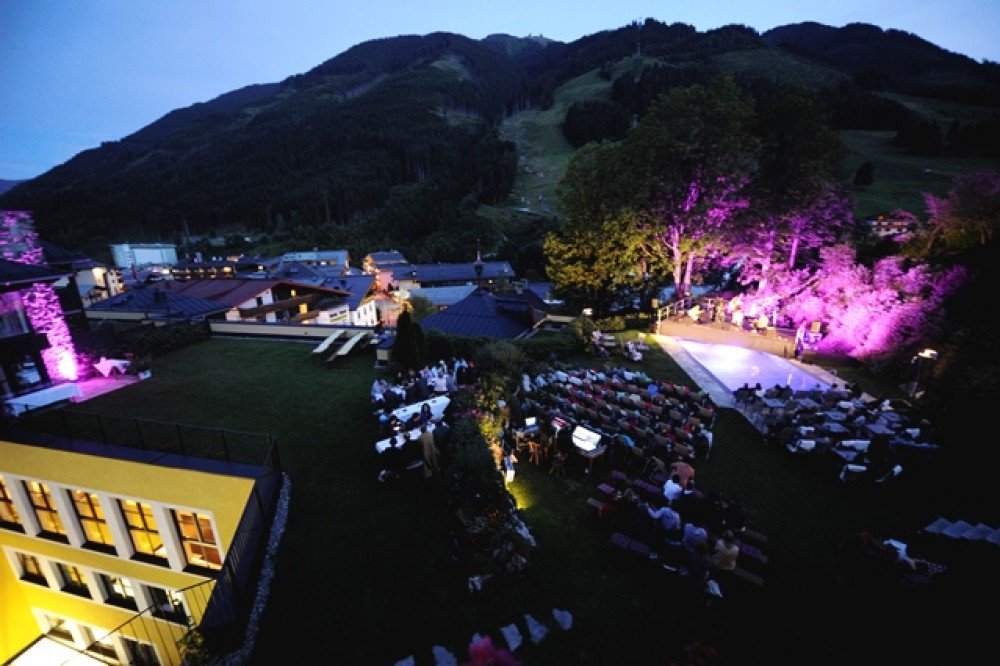 Gartenparty am Rooftop über den Dächern von Saalbach
