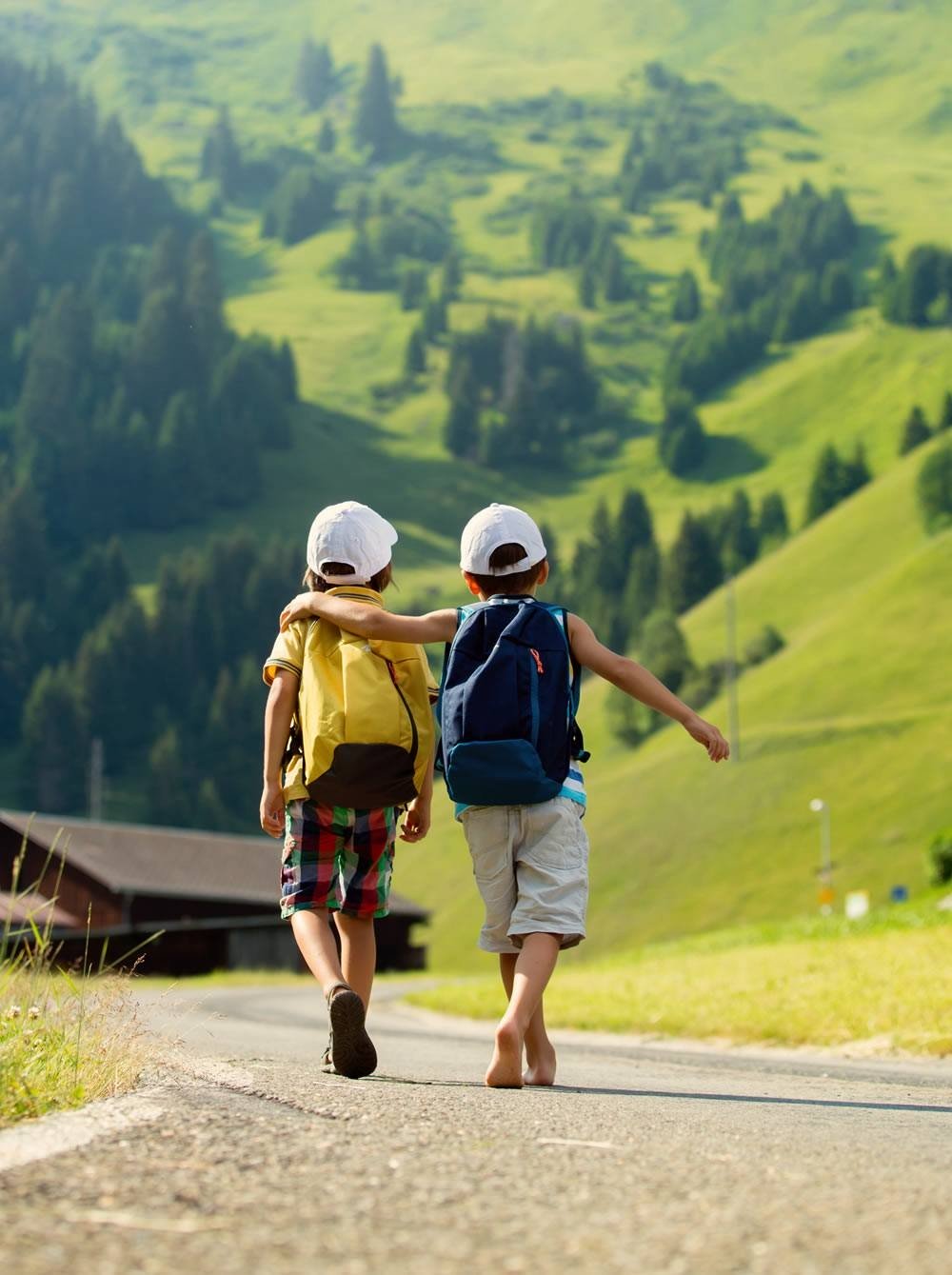 Kinder beim Wandern in den Sommerferien in Saalbach width=