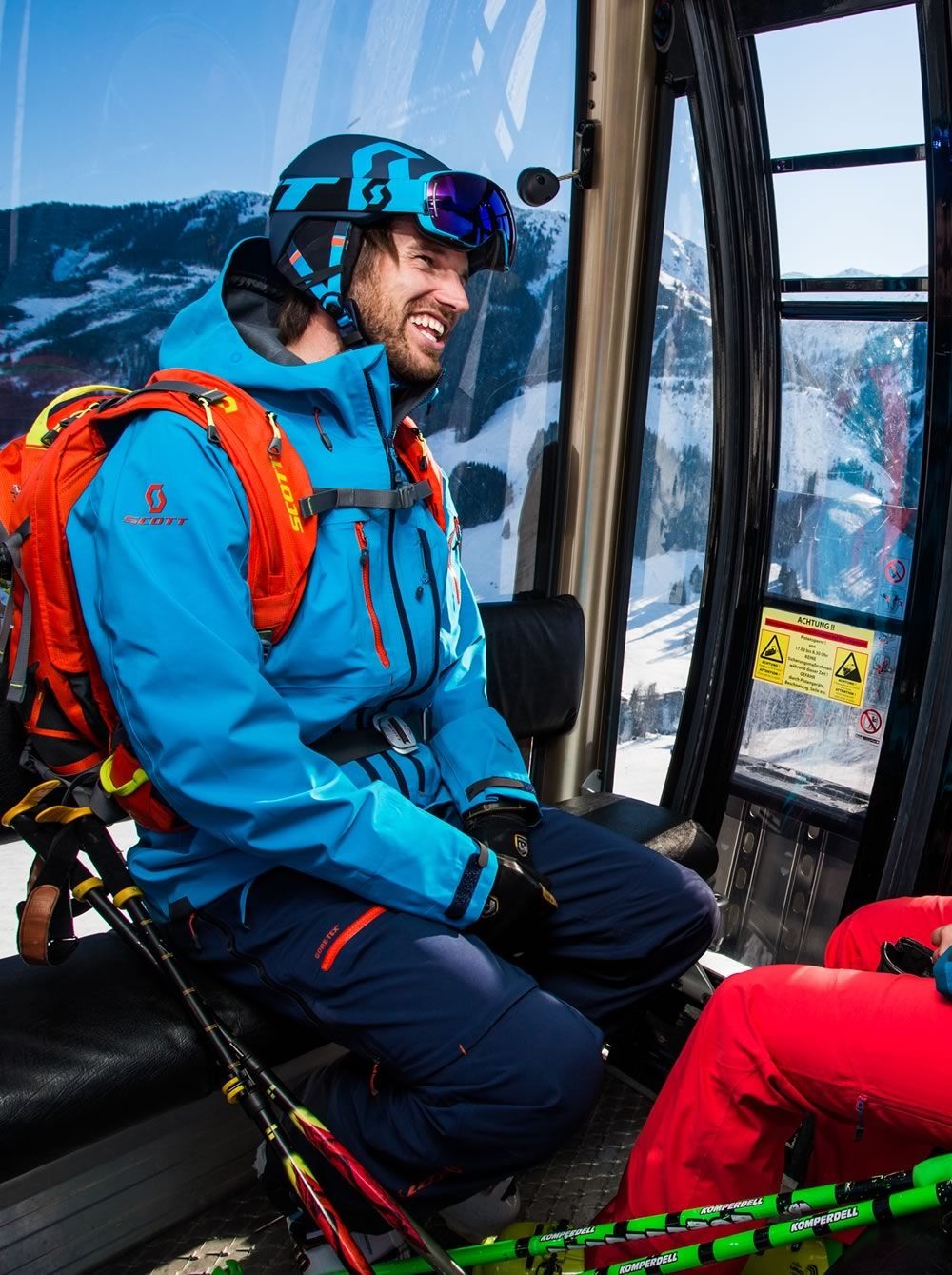 Paar in der Gondel beim Skifahren in Saalbach width=