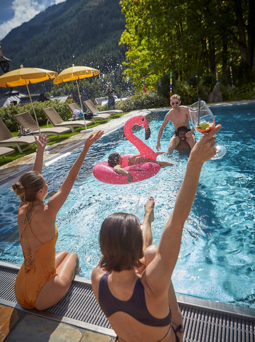 Swimmingpool im großen Garten des Hotel Saalbacher Hof width=