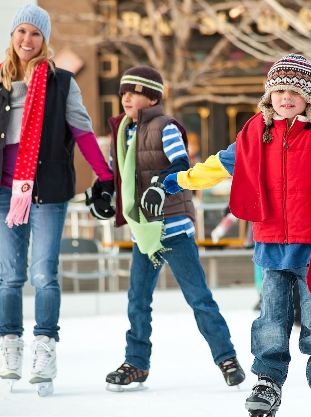 Eislaufen mit Kindern im Winterurlaub in Saalbach width=
