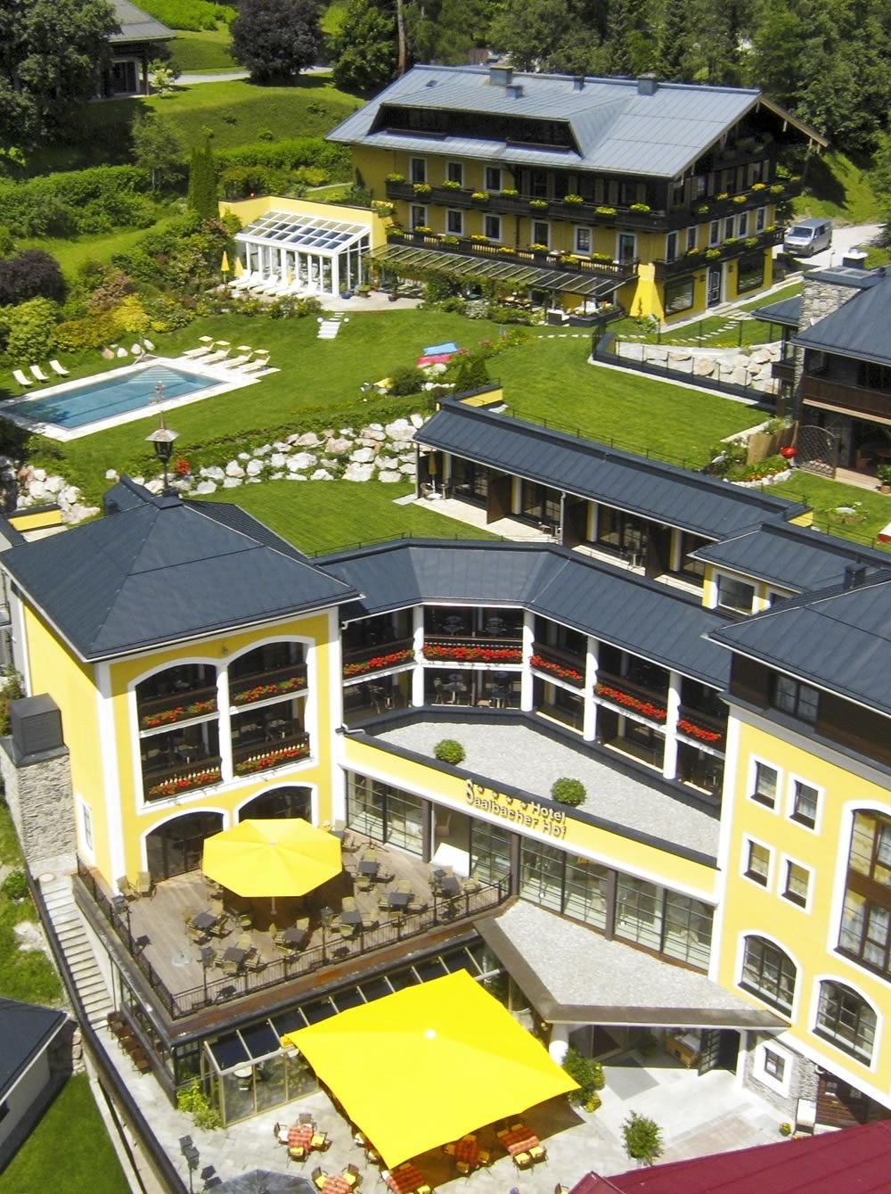 Hotel Saalbacher Hof im Sommer width=