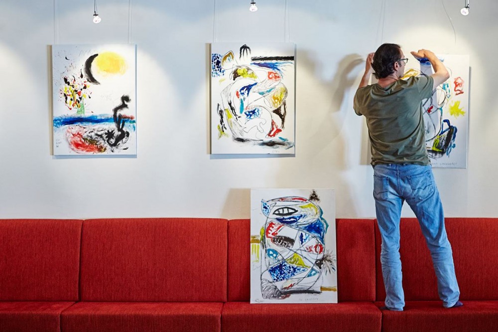 Moments just before theart exhibition