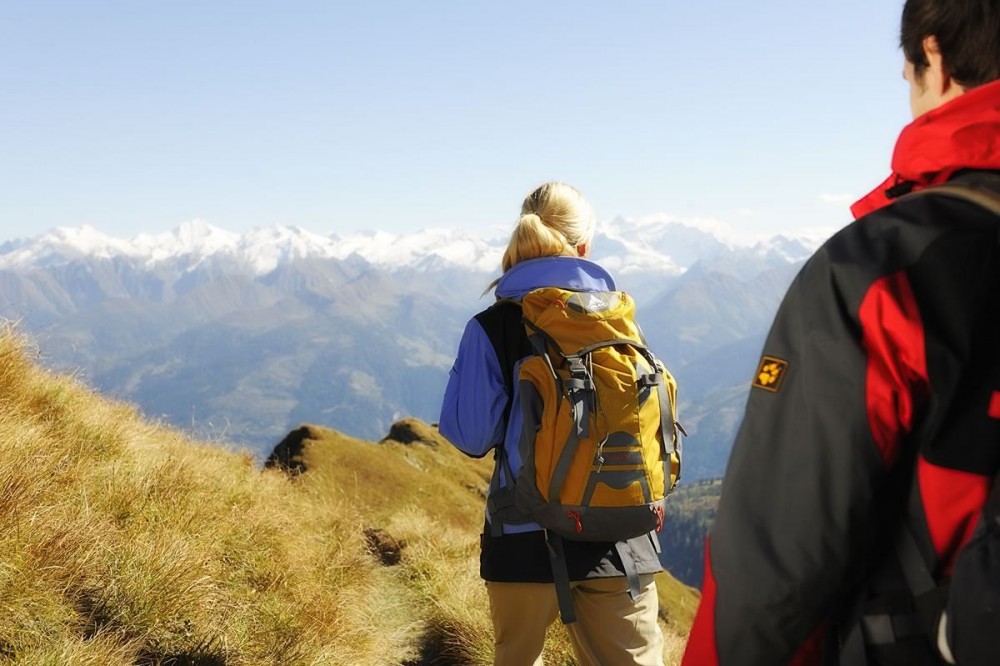 Couple hiking in Saalbach at the Seven Summits