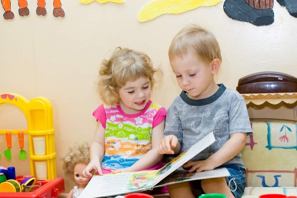 Kinder beim Anschauen der Bilderbücher 