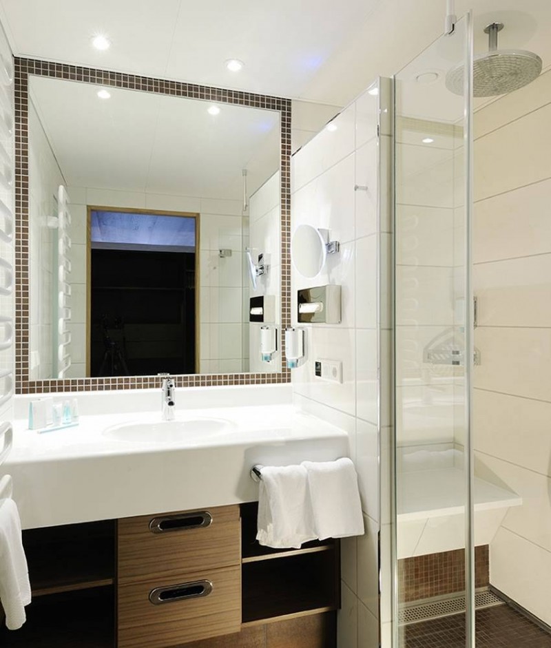 Modernes Bad im Doppelzimmer Deluxe